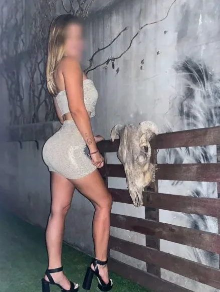 Lara, 32